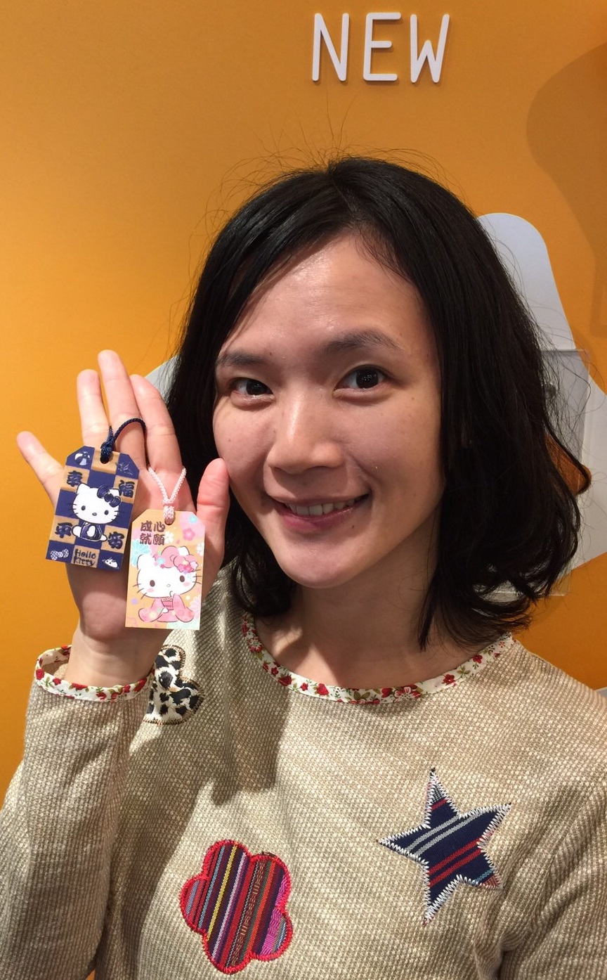 《HELLO KITTY木質御守悠遊卡》 就是要幸福哦！