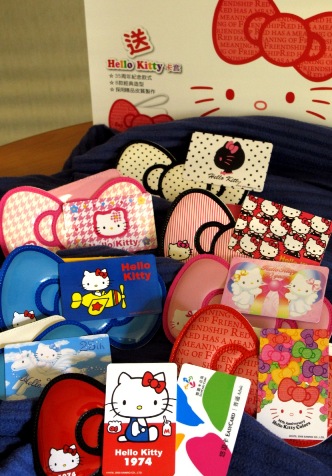 HELLO KITTY悠遊卡35週年紀念版,穿梭KITTY時光隧道